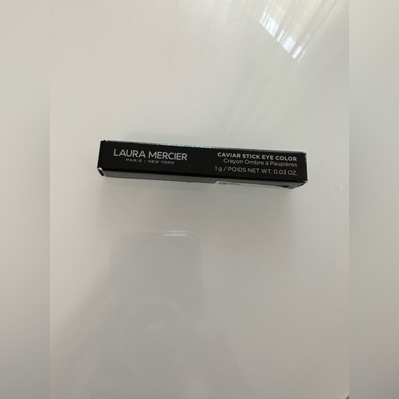 Easy to use, delivers effortless application
Intense Pigment - Picture 1 of 4